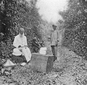 Pausa al mediodía en la marcha, de Bajo el sol africano; Bajo el sol africano; una descripción de las razas nativas en Uganda, aventuras deportivas y otras experiencias, por William John Ansorge, 1899