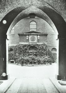 Prisión de Millbank: capilla a través del arco, 1885 de English Photographer