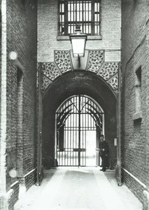 Prisión de Millbank: pasillo principal, Warden Barnard en la puerta, 1885