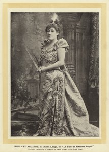 Miss Amy Augarde, como Mdlle Lange, en La hija de Madame Angot de English Photographer