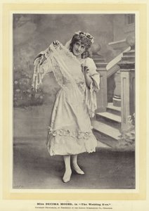 Miss Decima Moore, en La Víspera de la Boda de English Photographer