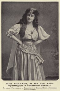 Miss Roberts, como la Hon Ethel Sportington en Atado a Marruecos de English Photographer