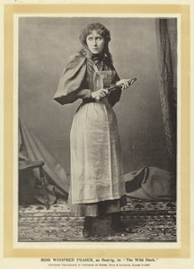 Miss Winifred Fraser, como Hedvig, en El pato salvaje de English Photographer