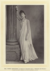 Mlle Sigrid Arnoldson, como Baucis en la ópera de Gounod, Filemón y Baucis de English Photographer