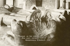 Monjes en las plantas de los pies de Sir John Leigh, Iglesia de Godshill, Isla de Wight, Inglaterra (foto b/n) de English Photographer
