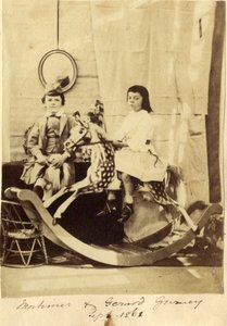 Mortimer y Gerard Gurney con su caballo de juguete de English Photographer