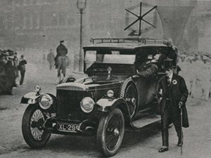 Automóvil con aparato receptor de radio y una antena en el techo del coche de English Photographer