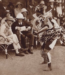 Belleza nativa en Freetown, Sierra Leona, bailando frente al futuro rey Eduardo VIII de English Photographer