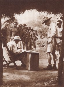 Trabajadores nativos, haciendo fila para ser pagados en la selva africana de English Photographer