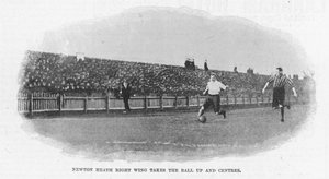 Newton Heath Ala Derecha Lleva el Balón y Centra, 1899 de English Photographer