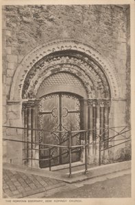 Puerta normanda de la Iglesia de San Nicolás, New Romney, Kent de English Photographer