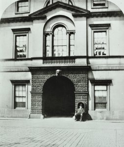 Northumberland House, Charing Cross, Westminster LB: patio, 1880 de English Photographer