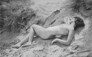 El nudismo en los años treinta: "Dolce Far Niente" (foto b/n) de English Photographer