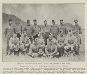Oficiales de los Gordon Highlanders y Otros en el Campo