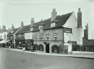 Old Bull, Wandsworth High Street, 1897 de English Photographer