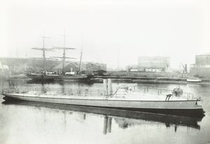 Uno de los tres torpederos construidos para el gobierno portugués, Londres, 1881 de English Photographer