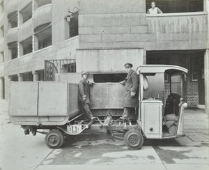 Ossulston Estate: basureros vaciando contenedor al fondo del conducto de basura