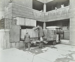 Ossulston Estate: basureros vaciando contenedor en la parte inferior del conducto de basura