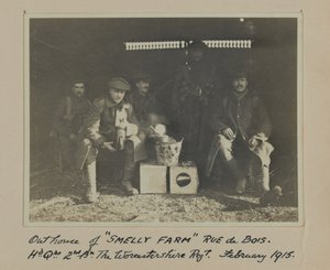 Dependencia de SMELLY FARM Rue de Bois. Cuartel General 2º Bn El Regimiento de Worcestershire. Febrero 1915 de English Photographer