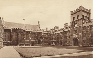 Oxford: Exeter College, The Quadrangle and Hall (foto en blanco y negro) de English Photographer