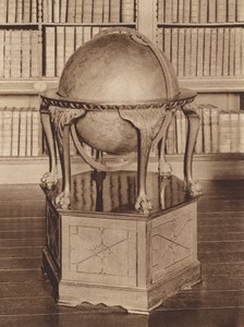 Oxford: Oriel College, Un globo terráqueo del siglo XVIII en la biblioteca (foto b/n) de English Photographer