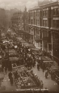 Petticoat Lane, Londres, un domingo por la mañana (foto en blanco y negro) de English Photographer