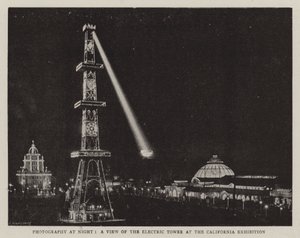 Fotografía nocturna, una vista de la Torre Eléctrica en la Exposición de California