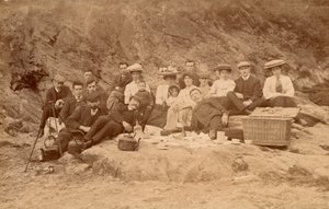Té de picnic en la playa (foto b/n)