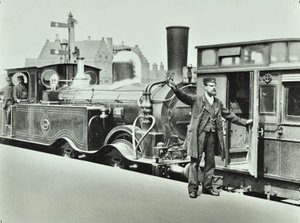 Portero de plataforma en una estación de tren, 1885