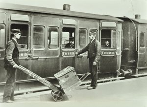 Porteros de plataforma en una estación de tren, 1885