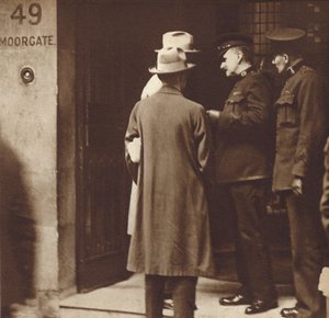Redada de la policía en las oficinas de la Compañía Comercial Soviética (Arcos), 49 Moorgate, Londres, mayo de 1927 (foto b/n). de English Photographer