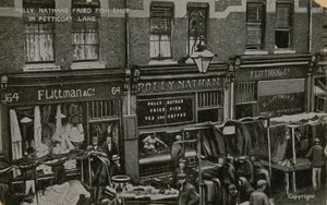Tienda de pescado frito de Polly Nathans, Petticoat Lane, Londres de English Photographer