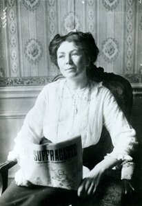 Retrato de Christabel Pankhurst leyendo una copia de The Suffragette c.1905