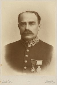 Retrato de Francis Younghusband (foto en blanco y negro) de English Photographer