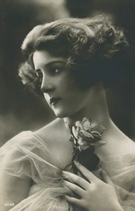 Retrato de una bella joven con una rosa (foto b/n) de English Photographer