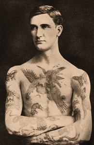 Retrato de un hombre tatuado por Sutherland MacDonald de English Photographer