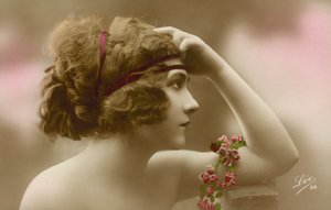 Retrato de una mujer joven (foto en color) de English Photographer