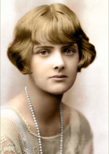 Retrato de la escritora Daphne du Maurier en 1930 (foto b/n) de English Photographer