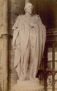 Postal con una imagen de una estatua de Benjamin Disraeli de English Photographer