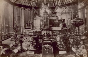 Postal con imagen de la regalia en la Torre de Londres de English Photographer