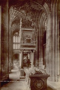 Postal con una imagen de la tumba de la Reina María de English Photographer