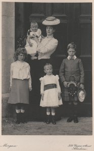 Princesa Alexandra con cuatro de sus hijos de English Photographer