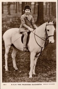 Princesa Isabel (luego Reina Isabel II) montando un pony blanco (foto en blanco y negro) de English Photographer
