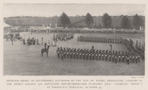 La Princesa Enrique de Battenberg, gobernadora de la Isla de Wight, presentando colores al recién formado 3er Batallón de Fusileros de Northumberland (Viejo Quinto de Lucha) en los cuarteles de Parkhurst, 25 de octubre de English Photographer
