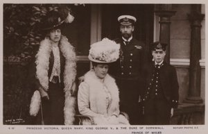 Princesa Victoria, Reina María, Rey Jorge V, Duque de Cornualles (foto b/n)
