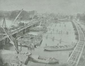 Putney Bridge: excavación de cimientos para el nuevo puente, 1883 de English Photographer