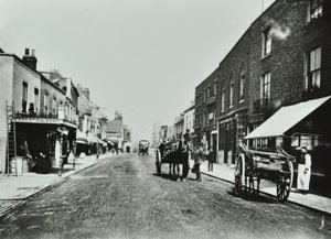 Putney High Street, mirando hacia el puente, 1885 de English Photographer