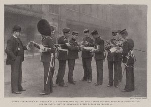 Recuerdo del Día de San Patricio de la Reina Alexandra a los Guardias Reales Irlandeses, Sargentos Distribuyendo el Regalo de Trébol de Su Majestad después del Desfile el 17 de Marzo de English Photographer