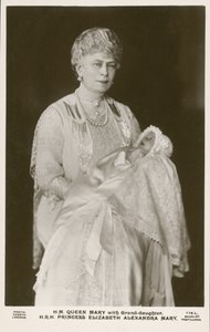 Reina María, consorte del Rey Jorge V, con su nieta, la Princesa Isabel de English Photographer