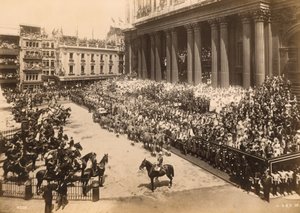 Reina Victoria, procesión del Jubileo de Diamante llegando a St Pauls, 1897 de English Photographer